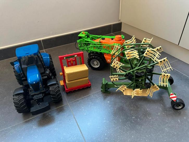 Bruder tractor met sproeier, baloo vervoerder en hooikeerder, Enfants & Bébés, Jouets | Véhicules en jouets, Utilisé, Enlèvement
