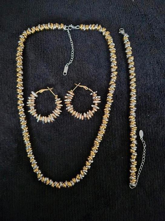 Nieuwe halsketting met bijpassende oorbellen en armband, Bijoux, Sacs & Beauté, Colliers, Neuf, Réglable, Enlèvement ou Envoi