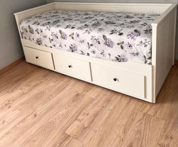 Bedbank ikea hemnes en twee matrassen inclusief  beschikbaar voor biedingen