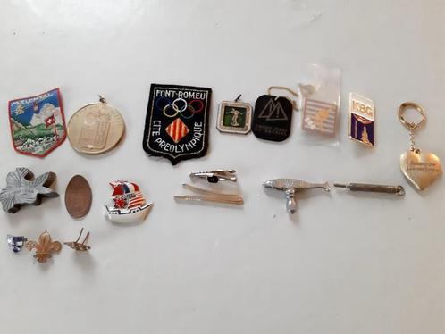 lot van 17 collector items - 1945. Pins, speldje, hangers..., Collections, Broches, Pins & Badges, Utilisé, Insigne ou Pin's, Sport