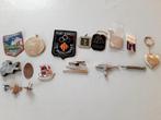 lot van 17 collector items - 1945. Pins, speldje, hangers..., Sport, Utilisé, Enlèvement ou Envoi, Insigne ou Pin's