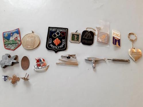 lot van 17 collector items - 1945. Pins, speldje, hangers..., Verzamelen, Speldjes, Pins en Buttons, Gebruikt, Speldje of Pin