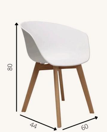 4 witte kuipstoelen beschikbaar voor biedingen