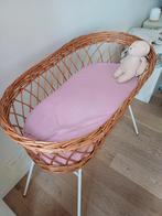 Rotan babywieg met nieuw gelast onderstel en dubbele matras, Kinderen en Baby's, Wieg, Zo goed als nieuw, Ophalen