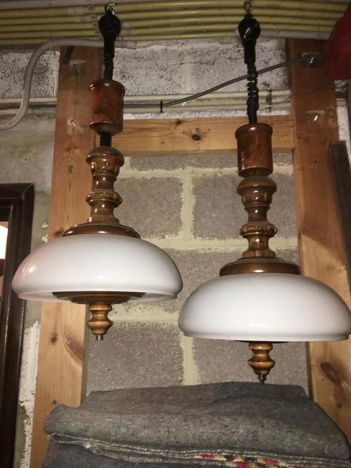 Paire de suspensions vintage en bois tourné et opaline blanc, Huis en Inrichting, Lampen | Hanglampen, Zo goed als nieuw, Glas