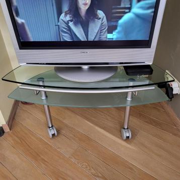 metalen TV-meubel op wielen met glazen blad
