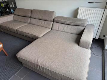 Hoeksalon met brede longchair beschikbaar voor biedingen