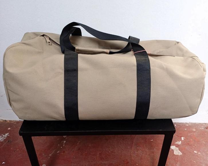 Grote beige sporttas, Handtassen en Accessoires, Tassen | Reistassen en Weekendtassen, Zo goed als nieuw, Beige, 60 tot 80 cm