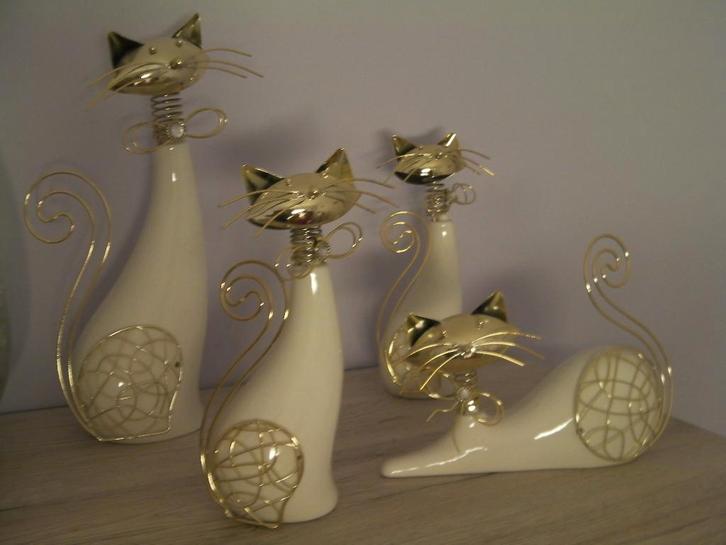 Ensemble de 4 figurines de chats en porcelaine, Collections, Statues & Figurines, Comme neuf, Animal, Envoi