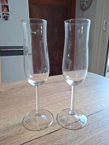 11 champagne / cava glazen  beschikbaar voor biedingen