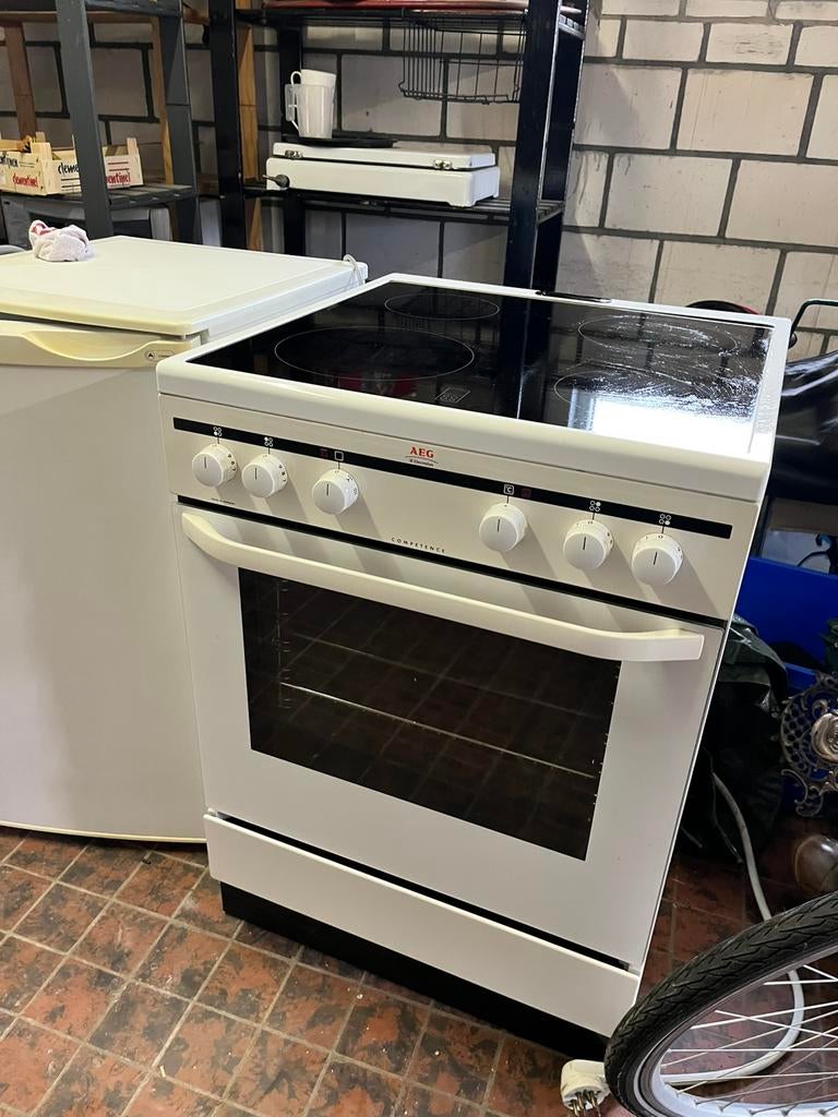 Elektrisch fornuis, Elektronische apparatuur, Fornuizen, Ophalen, Gebruikt, 4 kookzones, Vrijstaand