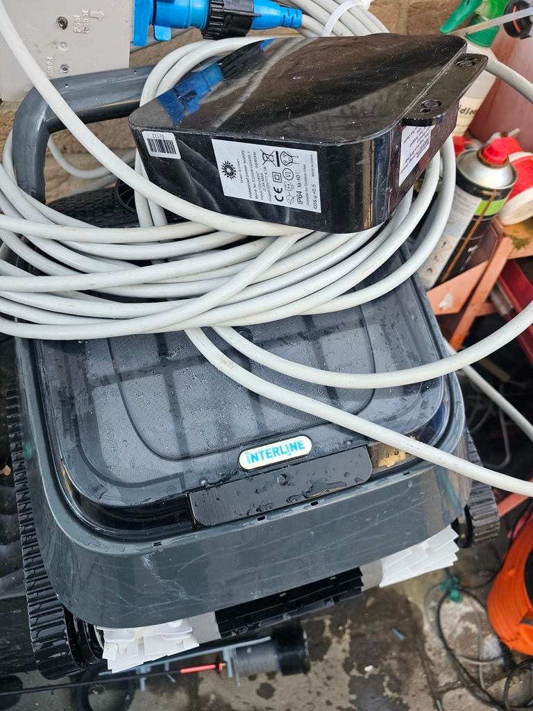 Zwembadrobot doet bodem en wanden, Ophalen