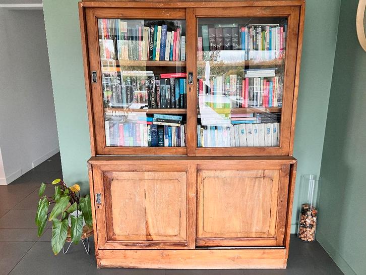 Teakhouten bibliotheekkast met schuifdeuren, Huis en Inrichting, Kasten | Buffetkasten, Gebruikt, 150 tot 200 cm, 100 tot 150 cm