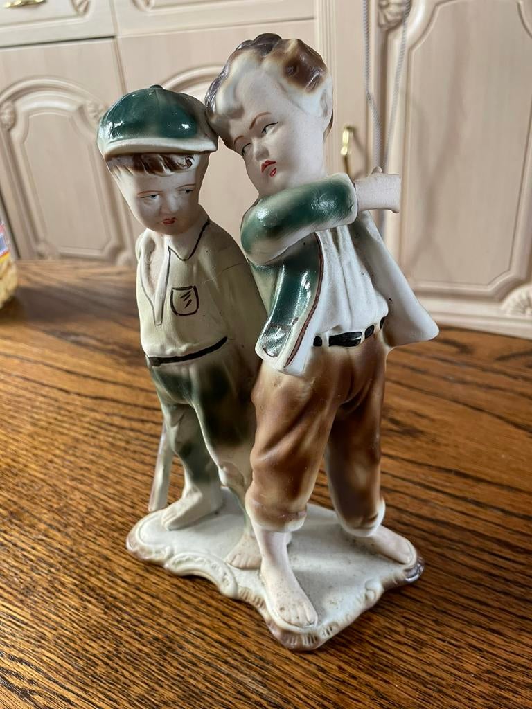 Figurine en porcelaine Manufacture Arpo - Roumanie, Antiquités & Art, Enlèvement ou Envoi