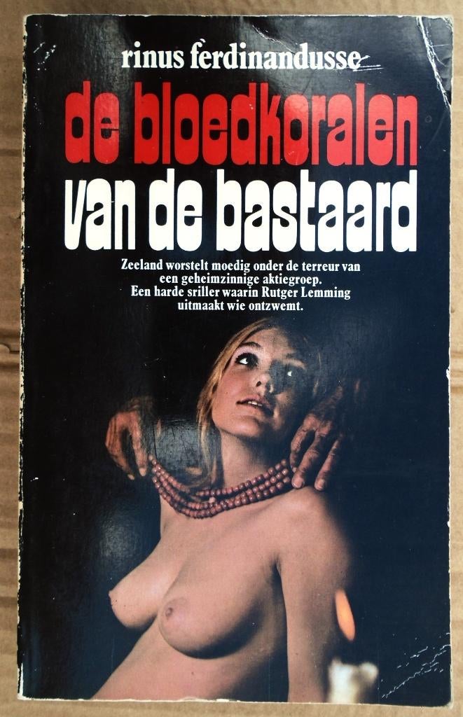 De bloedkoralen van de bastaard - 1971 - Rinus Ferdinandusse, Boeken, Thrillers, Gelezen, Ophalen of Verzenden, Nederland, Rinus Ferdinandusse (1931–2022)