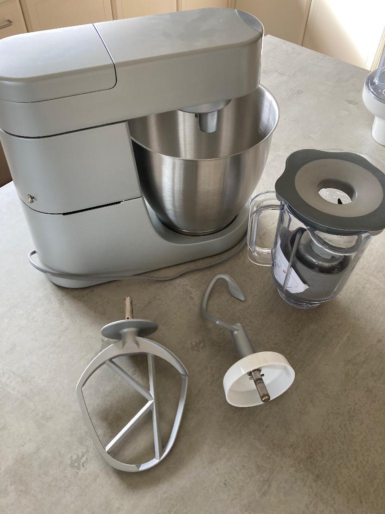 Kenwood major premier met alle toebehoren, Elektronische apparatuur, Keukenmixers, Ophalen, Zo goed als nieuw, Vaatwasserbestendig
