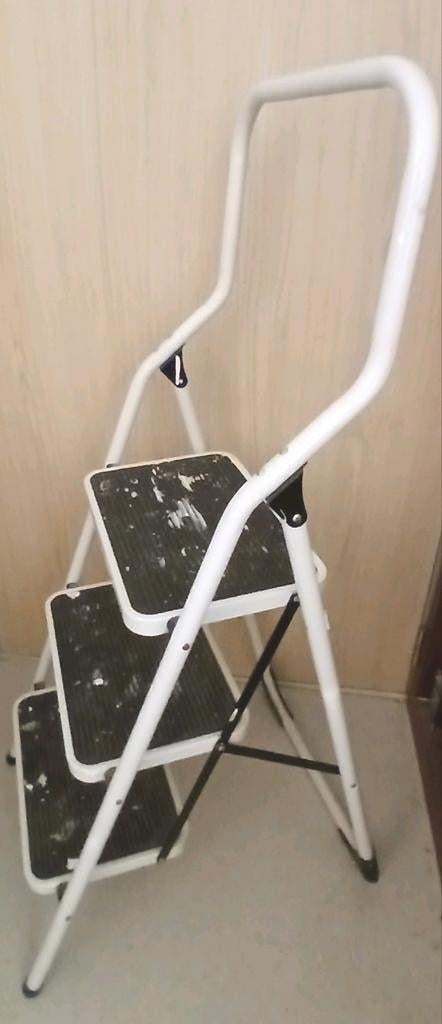 🟣️ Escabelle 3 marches poids max 150 kilos métal laqué blan, Pliable ou rétractable/escamotable, Moins de 2 mètres, Échelle, Enlèvement