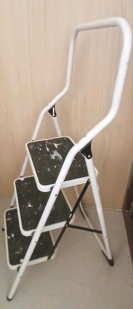 🟣️ Escabelle 3 marches poids max 150 kilos métal laqué blan, Bricolage & Construction, Échelles & Escaliers, Utilisé, Échelle