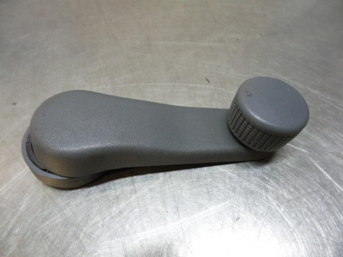 Manivelle de vitre d'un Skoda Fabia (Fabia 00-), Autos : Pièces & Accessoires, Vitres & Accessoires, Skoda, Utilisé, Enlèvement ou Envoi