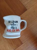 Tasse déformée fun Se lever tôt! Y en a ras le bol, Huis en Inrichting, Keuken | Servies, Ophalen of Verzenden, Zo goed als nieuw