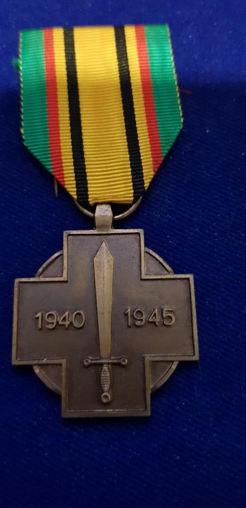 Belgique - Médaille commémorative 40 - 45 avec glaive + boîte , 4 objets