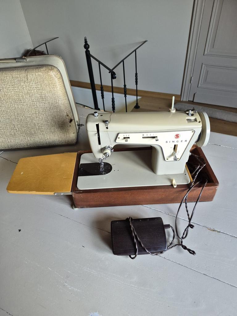 Vintage Singer 237 met koffer en originele handleiding, Hobby en Vrije tijd, Naaimachines en Toebehoren, Gebruikt, Naaimachine