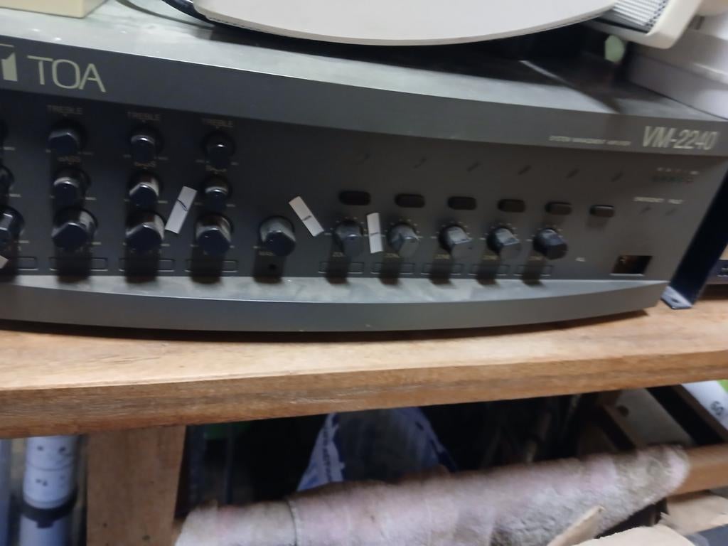 TOA VM2240 multifunctionele versterker en 20 boxen, Ophalen