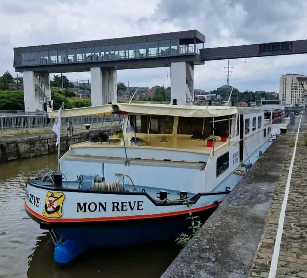 Péniche d'habitation navigante de 22m sur 5m.