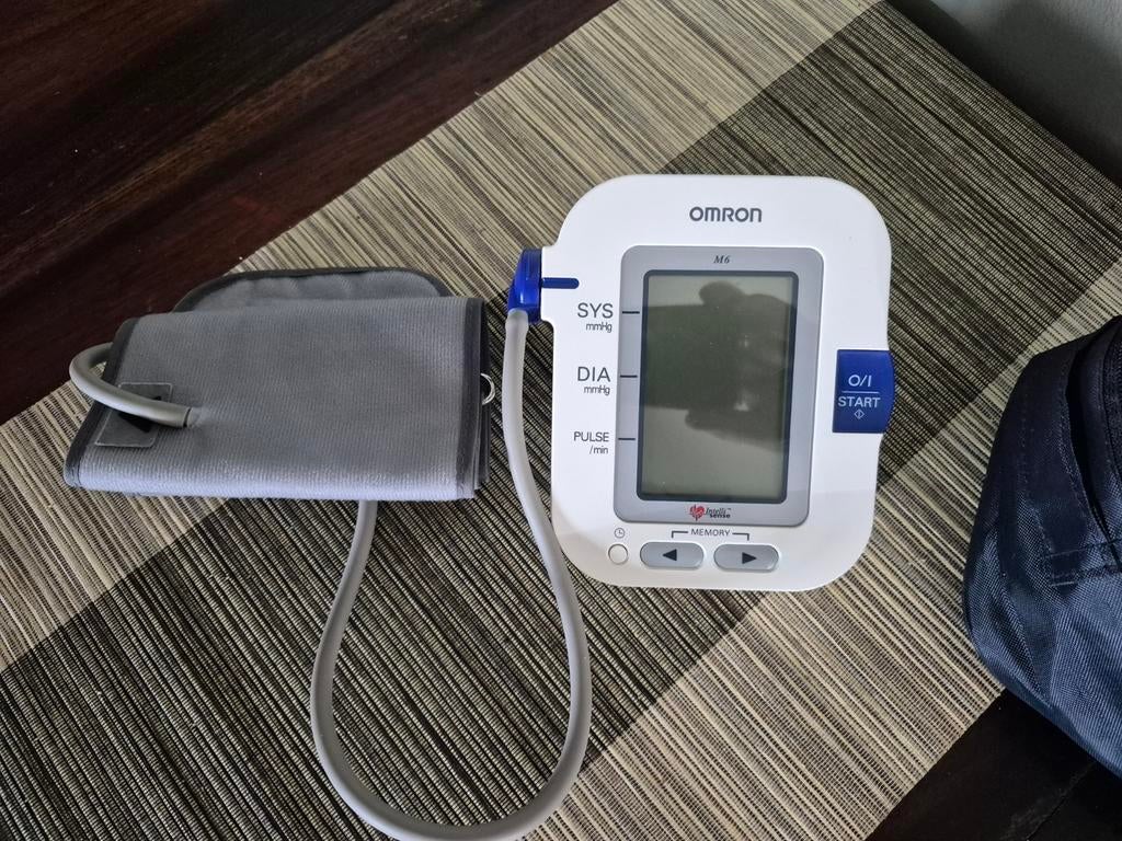 bloeddrukmeter omron m6 comfort nieuwprijs 89euro, Ophalen of Verzenden