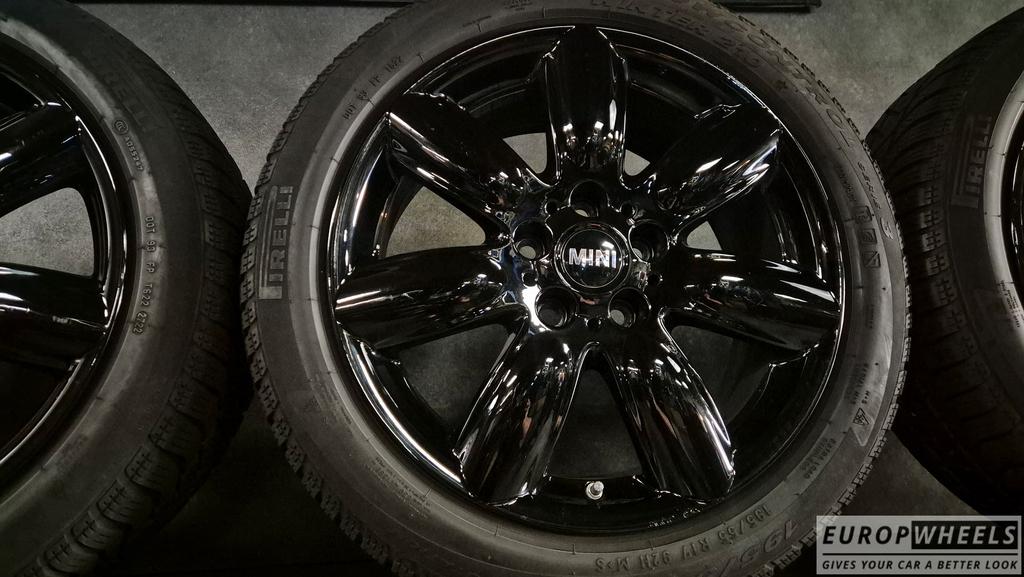 17 inch Mini Clubman F54 F55 F56 JCW 528 Winterbanden ZWART, Auto-onderdelen, Gebruikt, -, -, Banden en Velgen