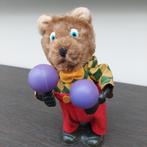 Mooi oud opwindbaar beertje dat met sambaballen speelt, Ophalen