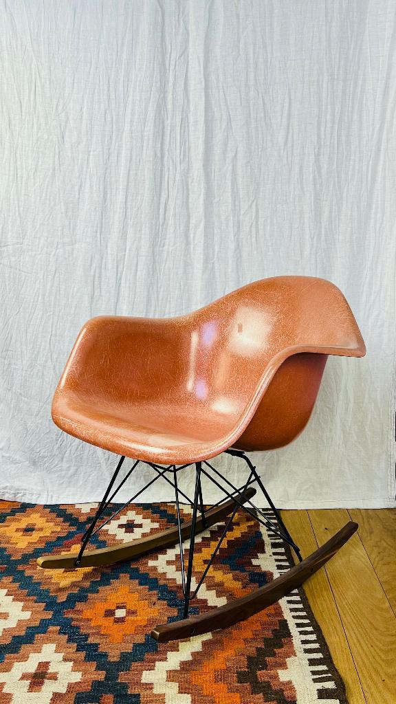 Eames DAX DAG RAR vintage peach fibreglass glasvezel rocker, Antiquités & Art, Antiquités | Meubles | Chaises & Canapés, Enlèvement