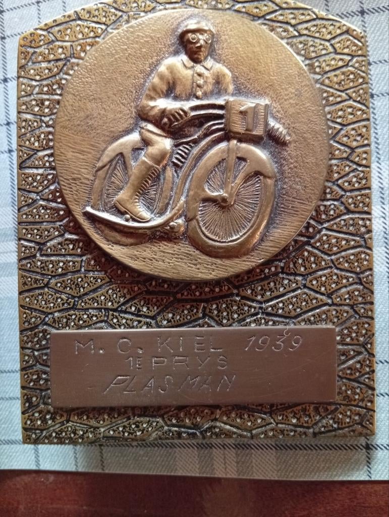 1 ste plaats motor wedstrijd kiel jaar 1939, Timbres & Monnaies, Pièces & Médailles, Enlèvement