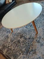 Ronde salontafel met wit blad en houten poten., Huis en Inrichting, Ophalen, 50 tot 100 cm, Rond, Scandinavisch