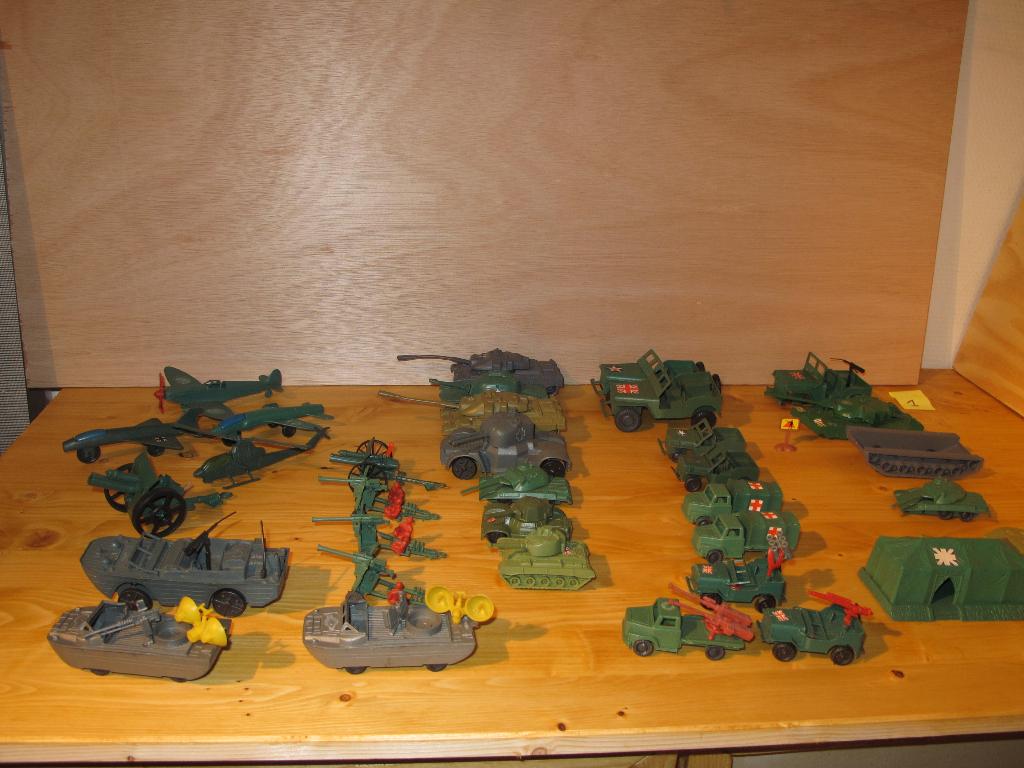 Lotje legervoertuigen en diverse., Ophalen, Gebruikt
