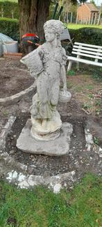 Tuinbeeld „De dame in de mand”, Ophalen, Beton