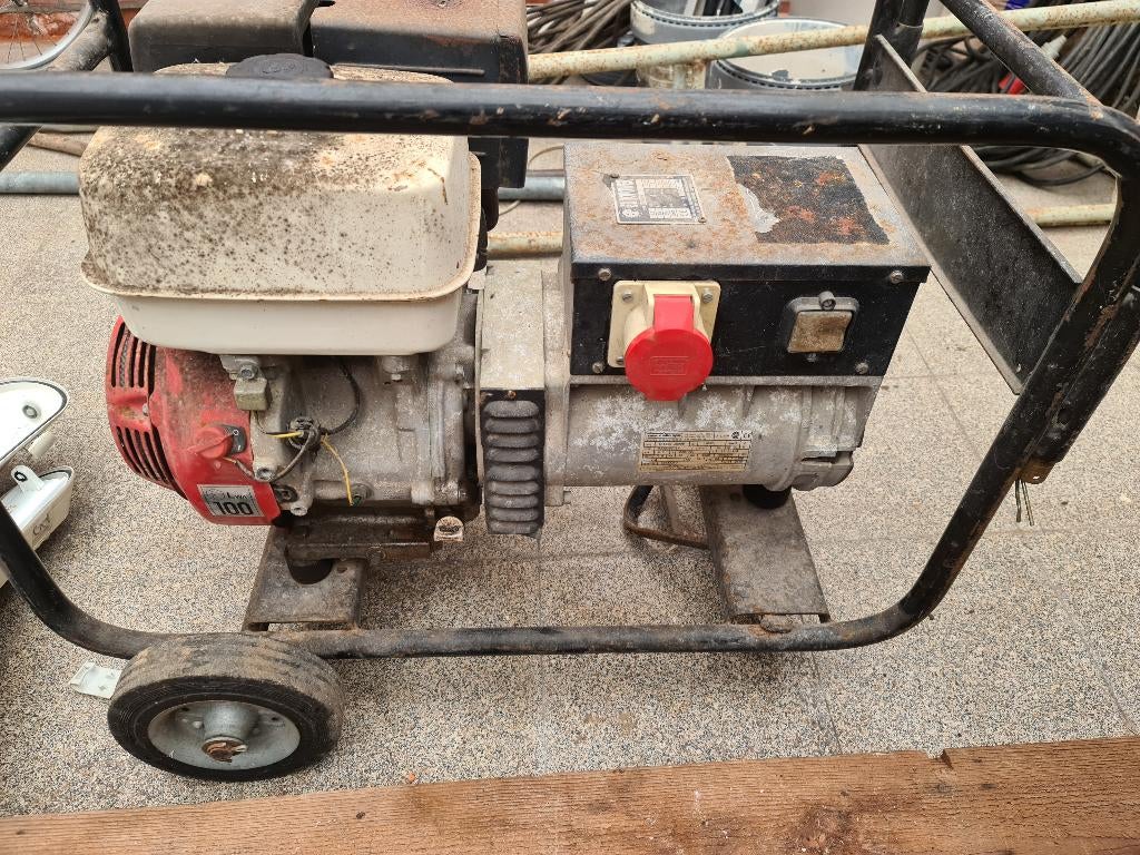 Generator - aggregaat - stroomgroep, Doe-het-zelf en Bouw, Aggregaten, Ophalen, Zo goed als nieuw, Benzine