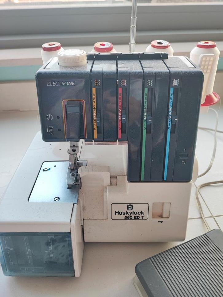 Naaimachine Huskylock, Hobby en Vrije tijd, Naaimachines en Toebehoren, Naaimachine, Ophalen