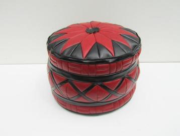Retro vintage skai patchwork poef in rood met zwart beschikbaar voor biedingen