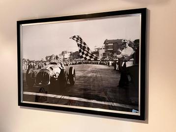 Prachtige grote ingekaderde foto met glas. The Flag 1950 beschikbaar voor biedingen