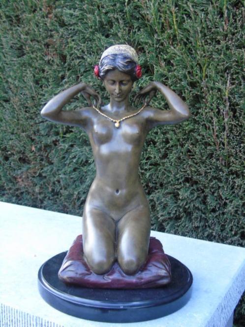 statue d une femme nue a genoux sur coussin en bronze signé, Antiquités & Art, Antiquités | Bronze & Cuivre, Bronze, Enlèvement ou Envoi