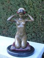 Standbeeld van een naakte vrouw geknield op een bronzen kuss, Ophalen of Verzenden, Brons