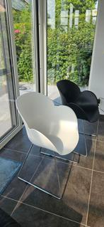 Tafel met glazen blad + 2 witte en 2 zwarte stoelen, Huis en Inrichting, Ophalen, Zo goed als nieuw, Twee