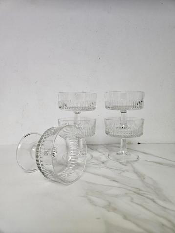 Glazen champagnecoupes  beschikbaar voor biedingen