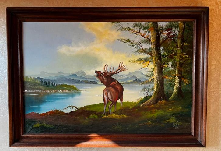 Schilderij hert in natuur met bergen en meer – 100 x 74 cm, Antiek en Kunst, Kunst | Schilderijen | Klassiek, Ophalen of Verzenden