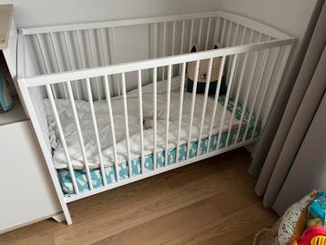 Lit à barreaux avec matelas beschikbaar voor biedingen