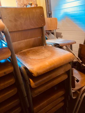 Vintage houten schoolstoelen en stapelstoelen beschikbaar voor biedingen