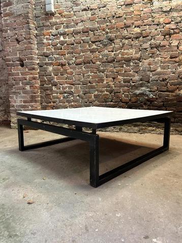 Vierkante salontafel beschikbaar voor biedingen