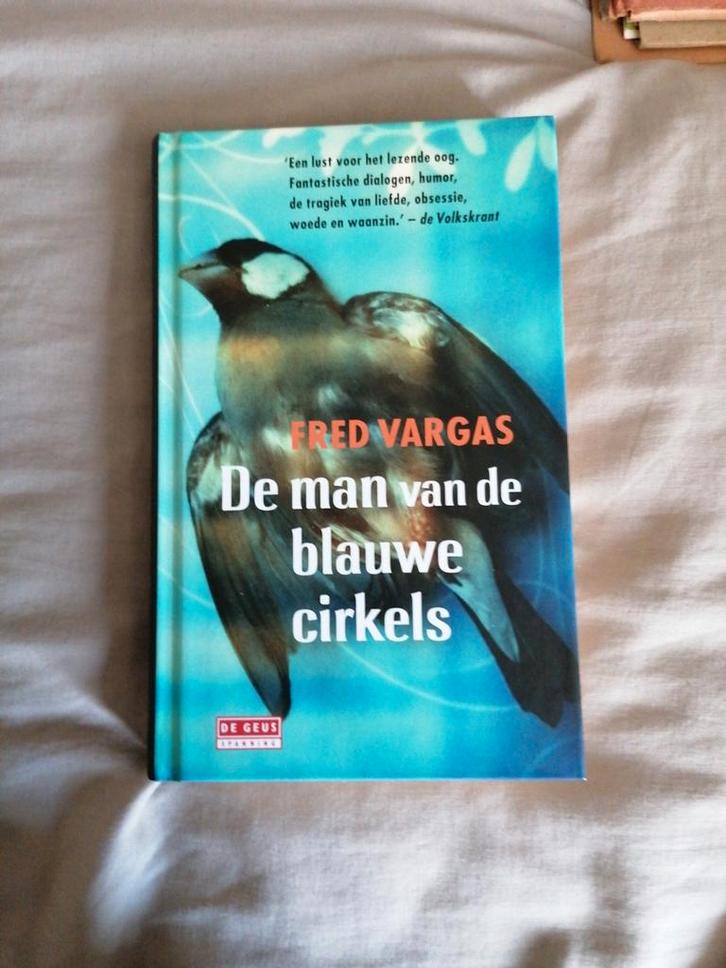 Fred Vargas - De man van de blauwe cirkels, Boeken, Thrillers, Zo goed als nieuw, Ophalen