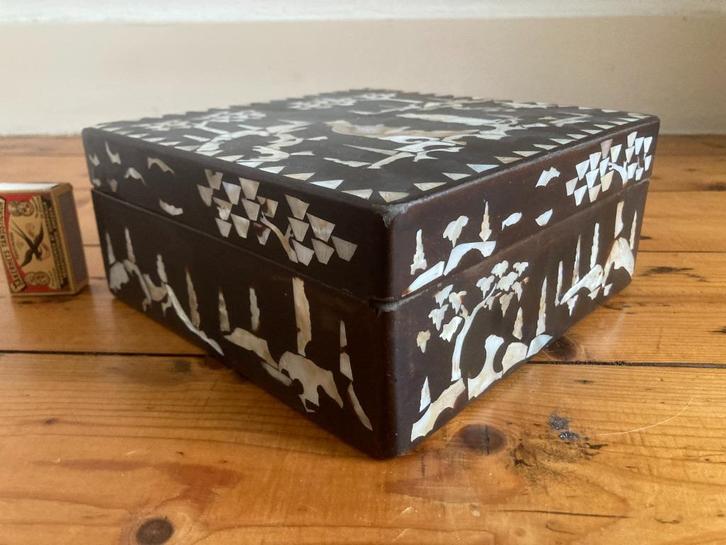 Ingelegd parelmoer Aziatisch vierkant zwart houten kistje, Huis en Inrichting, Woonaccessoires | Kisten, Gebruikt, Minder dan 50 cm